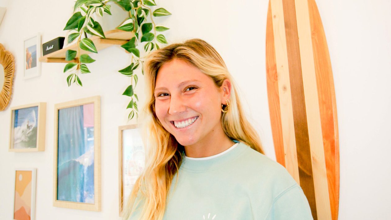 Lua Escudeiro, national U18 surfing champion, receives support from Poké Market in Olhão