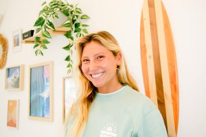 Lua Escudeiro, national U18 surfing champion, receives support from Poké Market in Olhão