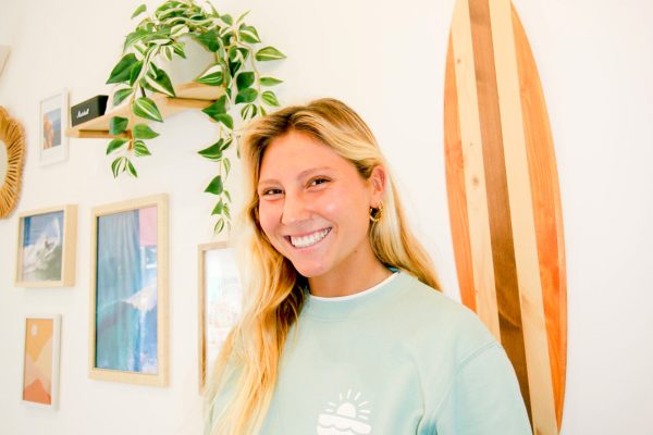 Lua Escudeiro, national U18 surfing champion, receives support from Poké Market in Olhão