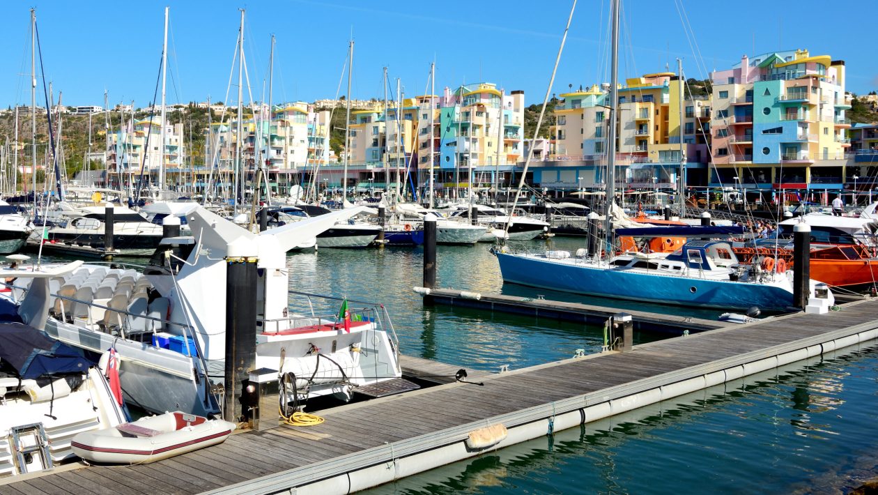 In this city in the Algarve there is a cellar at the bottom of the sea with almost 3,000 bottles and there is also a barrel with 225 liters of wine
