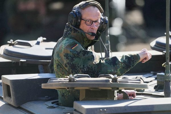 Mertz: Sent a message of reconciliation to Trump on a tank, in camouflage uniform