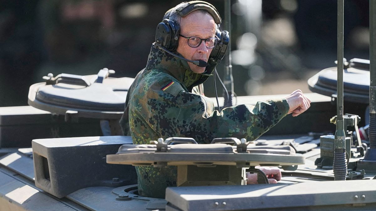 Mertz: Sent a message of reconciliation to Trump on a tank, in camouflage uniform