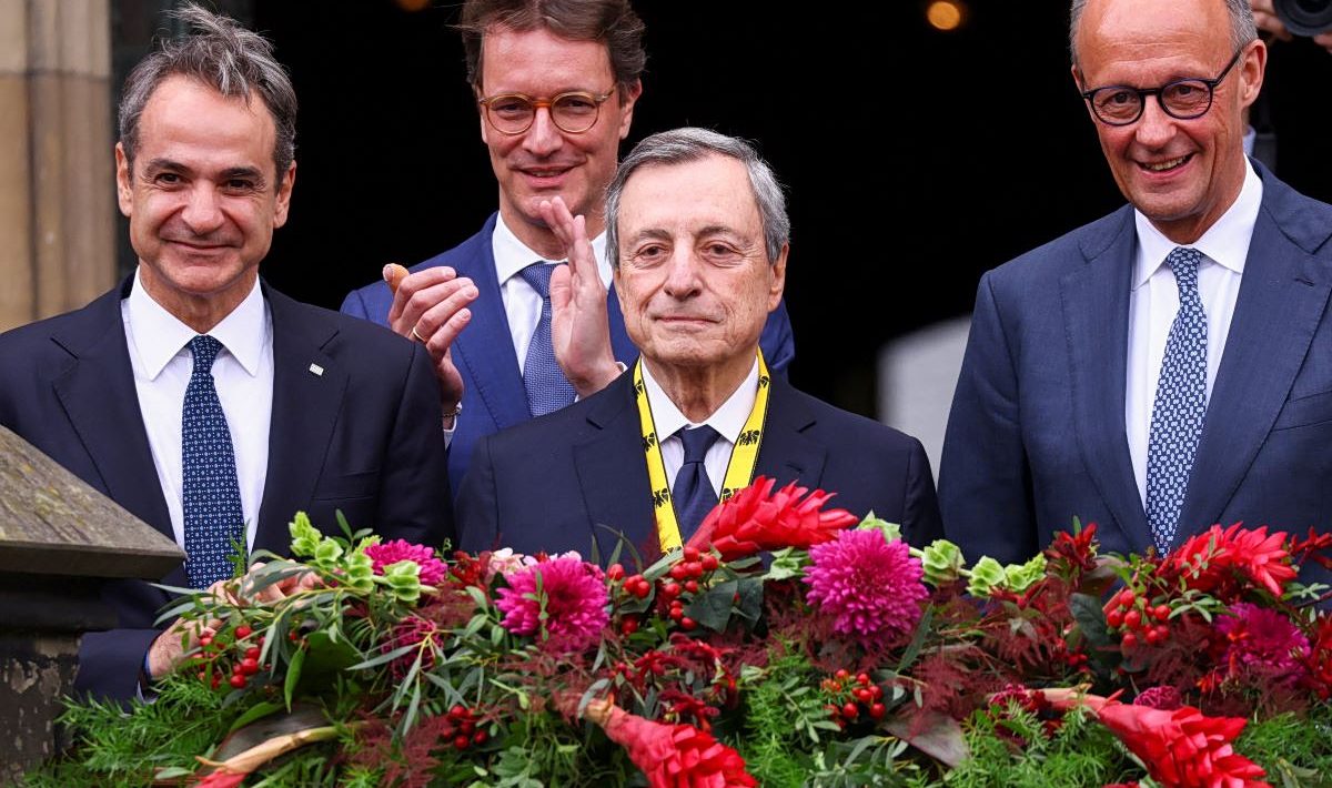 Mitsotakis message from Aachen and Draghi award: "Thank you Mario for believing in Greece"