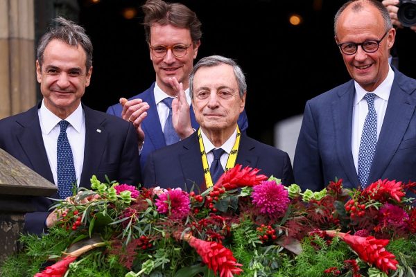 Mitsotakis message from Aachen and Draghi award: "Thank you Mario for believing in Greece"