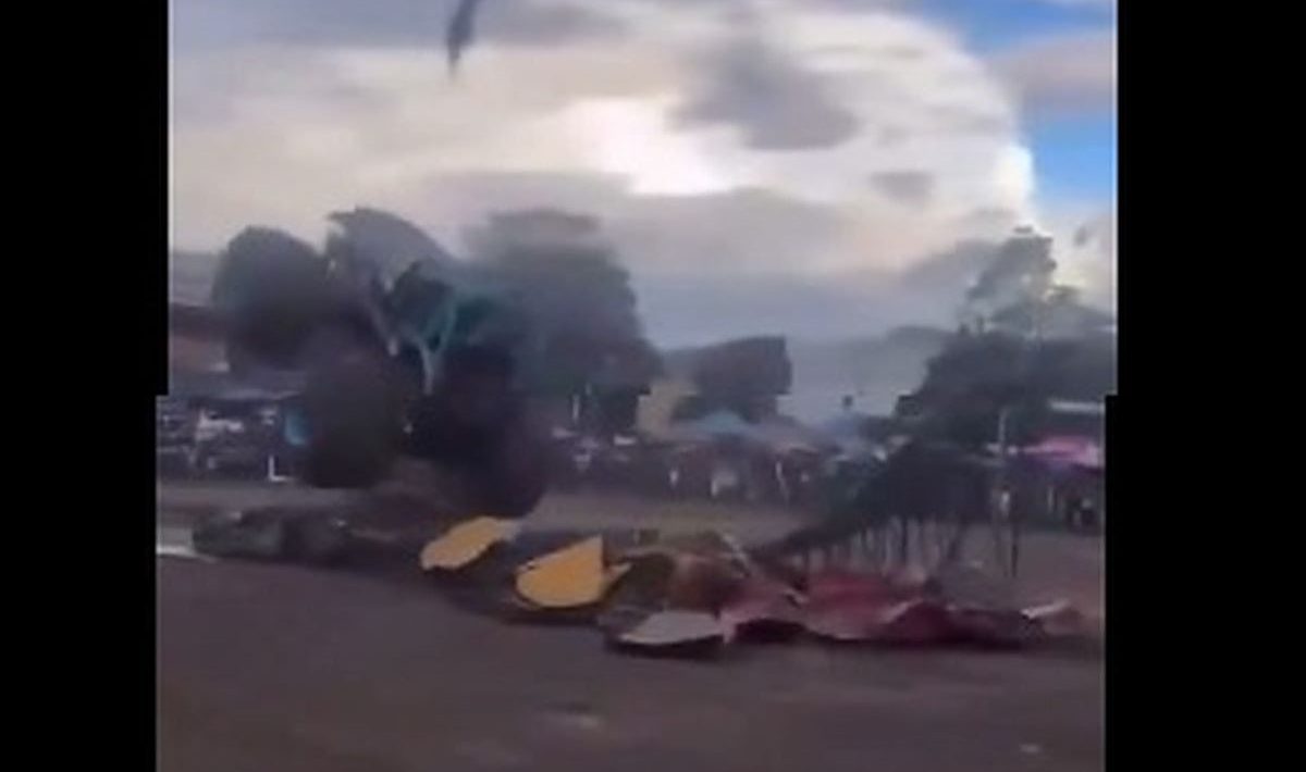 Colombia: Monster truck crashes into spectators, at least two dead