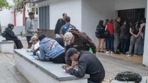 'Le Monde' dismantles criticism from the French right about the regularization of migrants in Spain: neither the 'call effect' nor those regularized will work in France