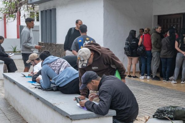 'Le Monde' dismantles criticism from the French right about the regularization of migrants in Spain: neither the 'call effect' nor those regularized will work in France
