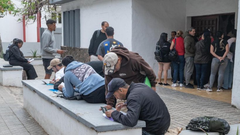 'Le Monde' dismantles criticism from the French right about the regularization of migrants in Spain: neither the 'call effect' nor those regularized will work in France