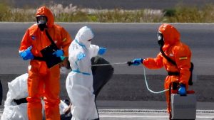 The US confirms a "mild positive" and another with symptoms, while Spain clarifies that it is "inconclusive"