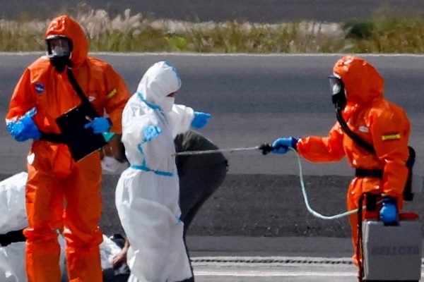 The US confirms a "mild positive" and another with symptoms, while Spain clarifies that it is "inconclusive"