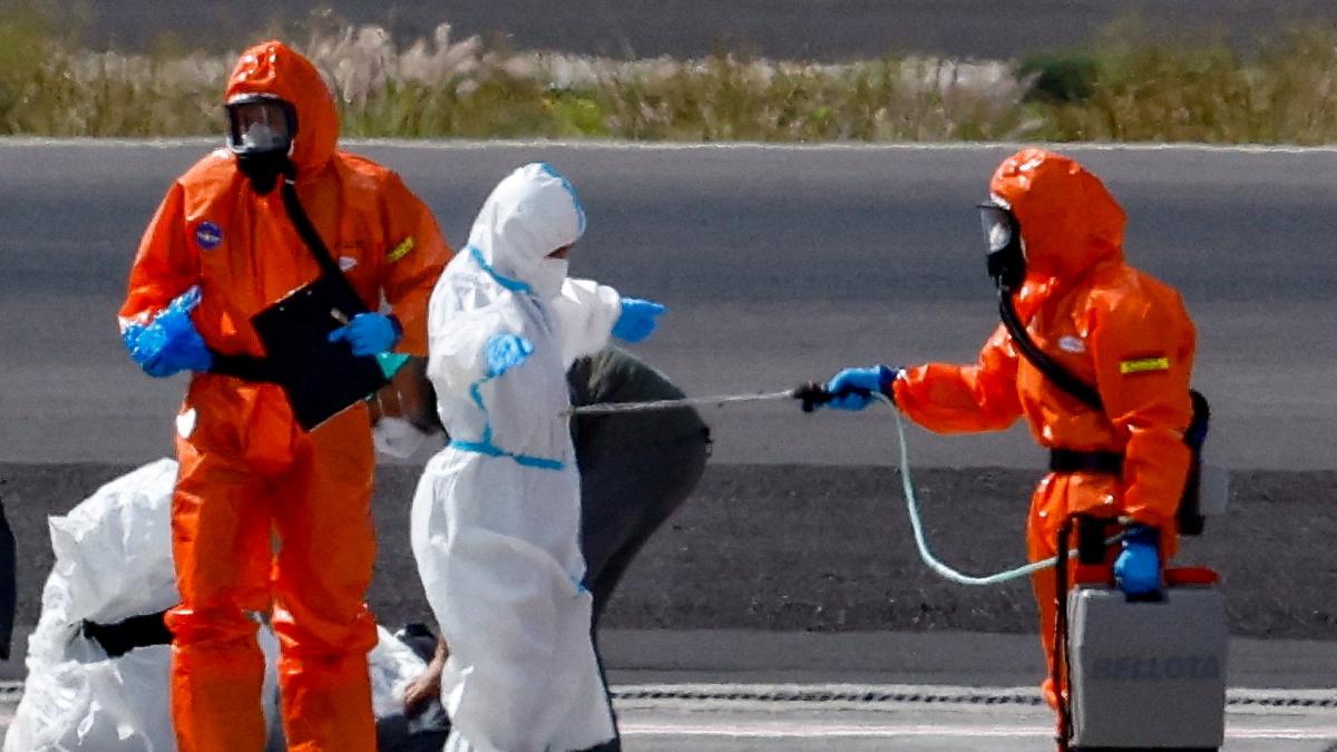 The US confirms a "mild positive" and another with symptoms, while Spain clarifies that it is "inconclusive"