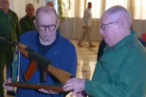 Silvio Rodríguez says he has his Kalashnikov "ready" if the US attacks Cuba: "I didn't ask for it symbolically, I really asked for it"