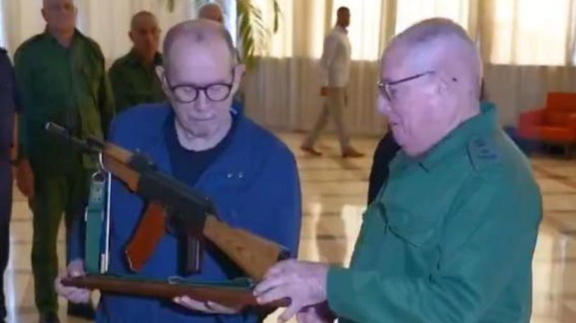 Silvio Rodríguez says he has his Kalashnikov "ready" if the US attacks Cuba: "I didn't ask for it symbolically, I really asked for it"