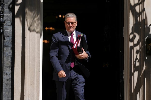 Βρετανία: Σε «ελεύθερη πτώση» ο Στάρμερ – Παραιτήσεις υπουργών, εμφύλιος στους Εργατικούς
