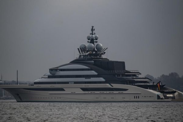 500 million dollars, 36 passengers and two heliports: the yacht linked to the richest man in Russia crosses the Strait of Hormuz in the midst of a blockade due to the war in Iran