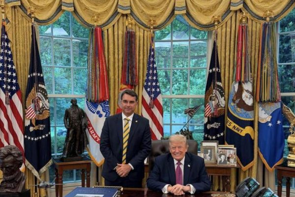 Trump receives Flavio Bolsonaro at the White House to relaunch his candidacy after the financial scandal that sinks him in the polls