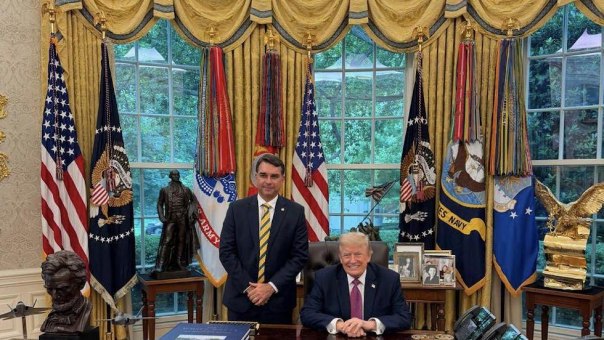 Trump receives Flavio Bolsonaro at the White House to relaunch his candidacy after the financial scandal that sinks him in the polls