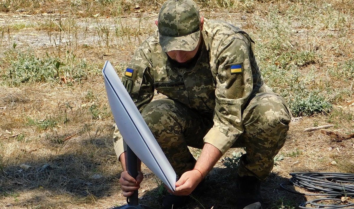 Starlink: Elon Musk's system used by Ukrainians and Russians. Interference and hacking