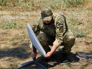 Starlink: Elon Musk's system used by Ukrainians and Russians. Interference and hacking