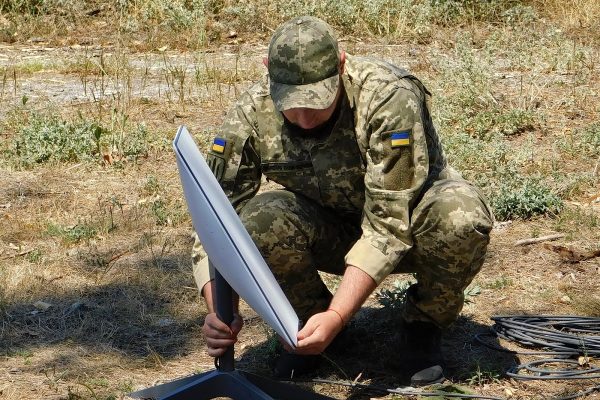Starlink: Elon Musk's system used by Ukrainians and Russians. Interference and hacking