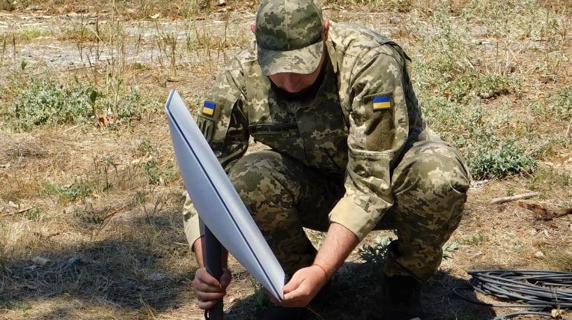 Starlink: Elon Musk's system used by Ukrainians and Russians. Interference and hacking