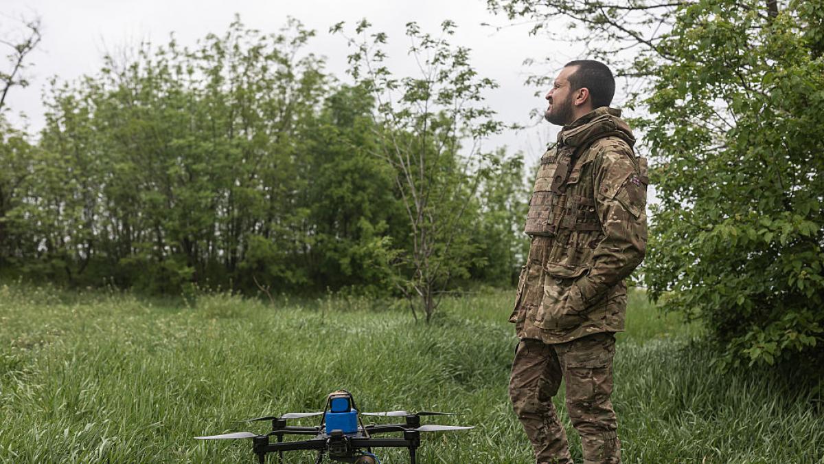 2,000 km from the border and in the Urals: Ukrainian drones attack in depth and Russia is "too vast" to defend itself, according to geopolitical experts
