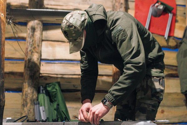 Ukraine's plan with 25,000 'iron soldiers': this is how they use ground drones carrying 500 kilos to rescue elderly people under fire