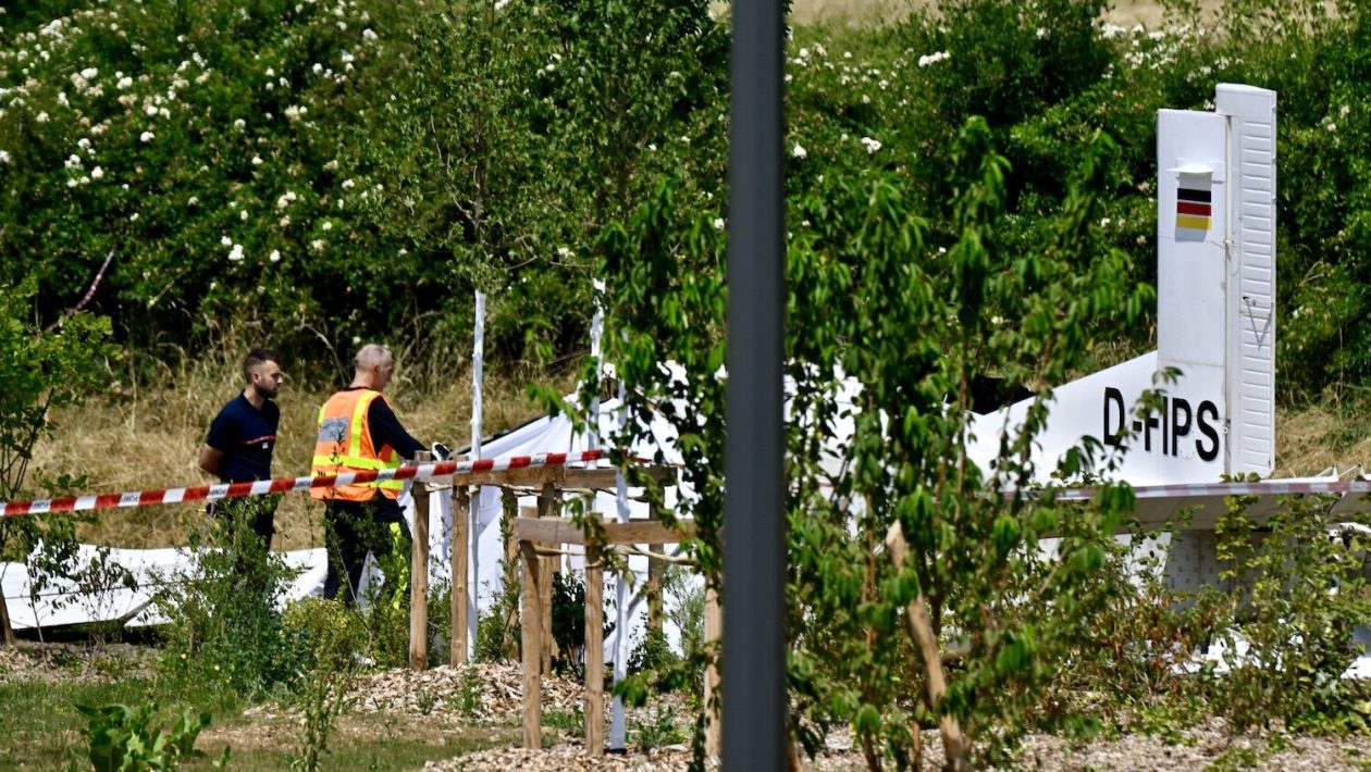 Skydiving plane crashes in France. Ten passengers and pilot killed
