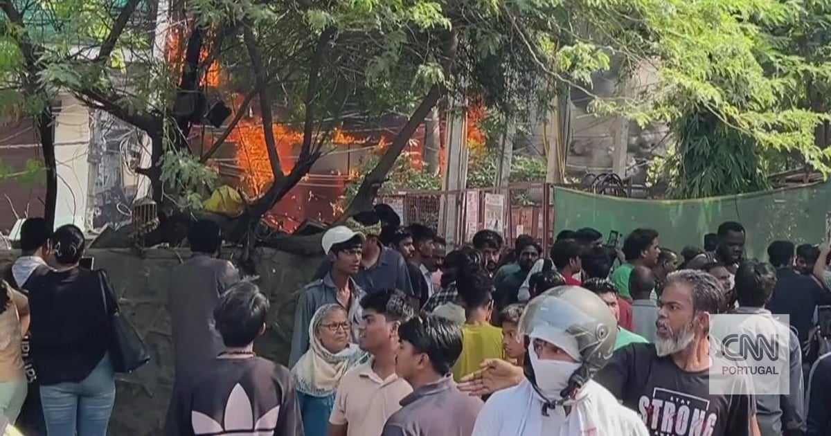 Images of a huge fire that has left dozens of people dead in a restaurant in India