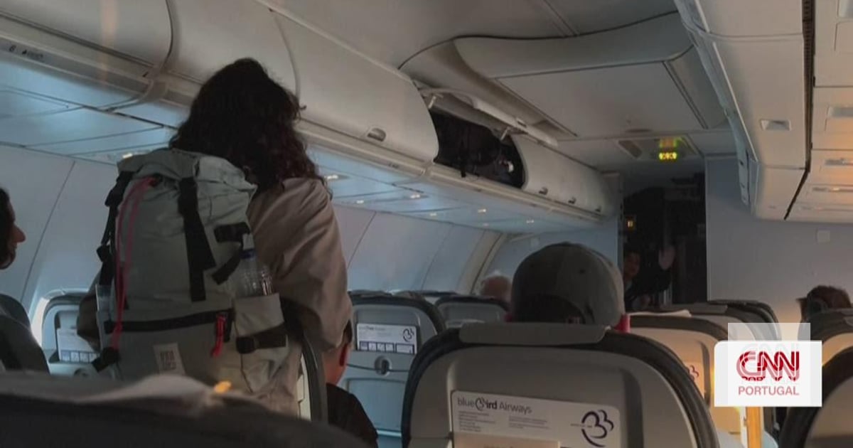 00:34
                                        	
                                    
                                
                                
                            
                        
                    
                    	
                    	
                        "Can we get off the plane? There's a missile! The missiles come here"
                        
                    
                        18 min ago