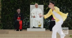 Neither Mourinho nor Bad Bunny. Between a "great goal" and an own goal, all Madrid's attention is on the Pope