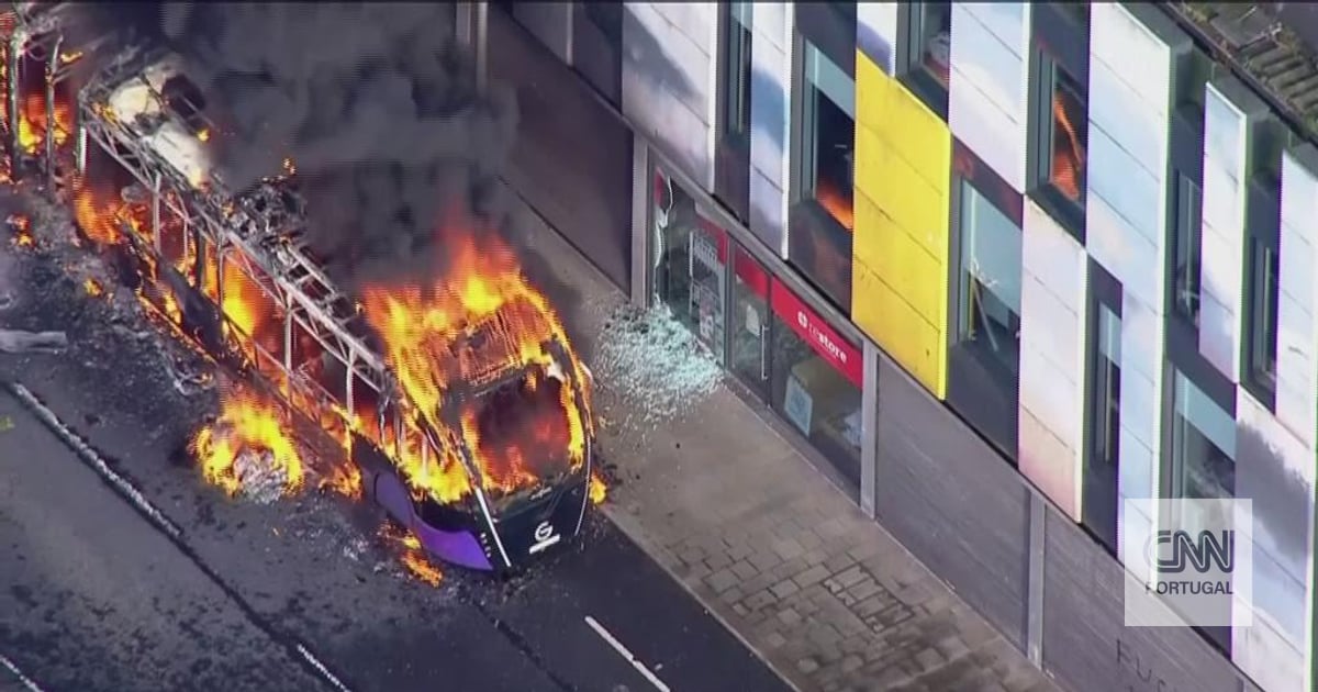 Bus on fire: the image that mirrors the violent protests in Belfast