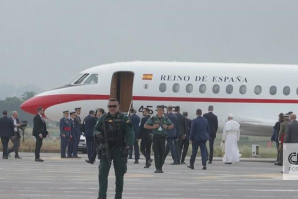 Technical problem on the plane forced the Pope to come up with an alternative solution