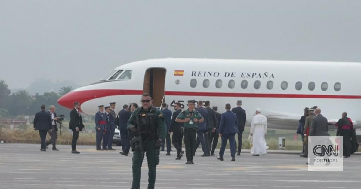 Technical problem on the plane forced the Pope to come up with an alternative solution