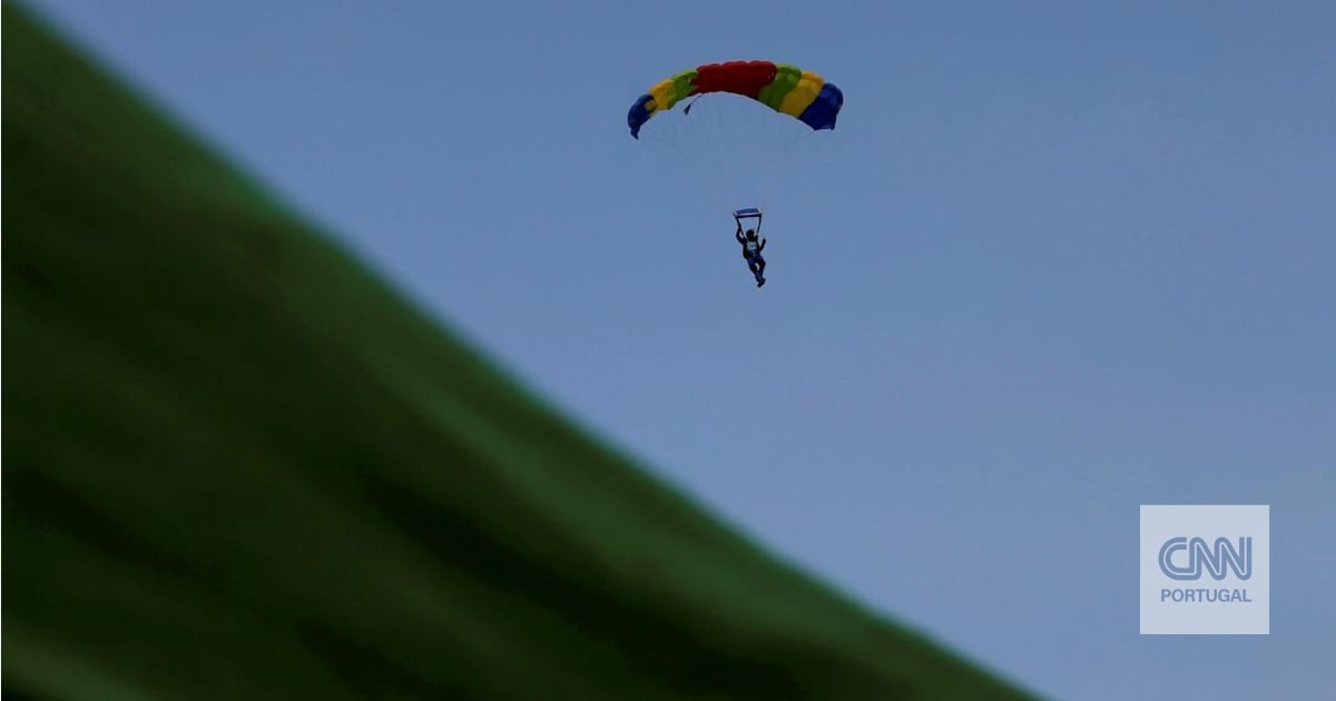 Plane crash carrying parachutists leaves 12 dead in Missouri
