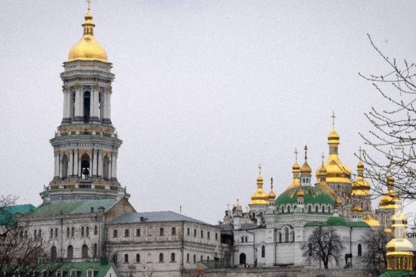 Russia attacks Kiev with several types of missiles and sets fire to monastery in the historic center