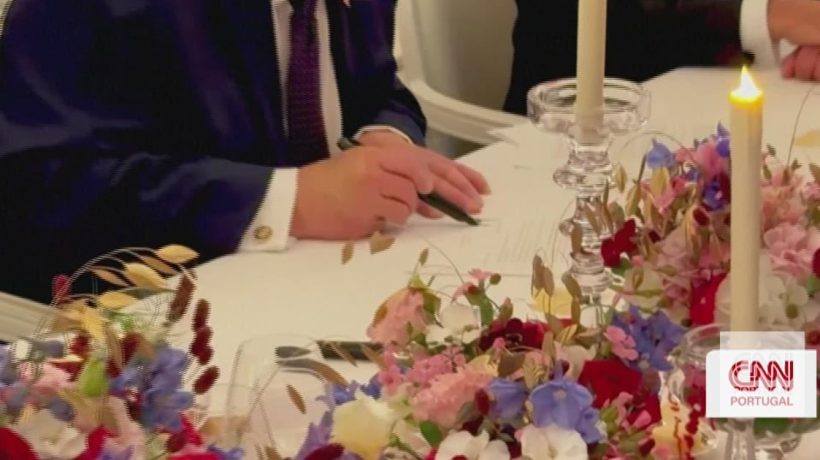The moment Trump signs the memorandum of understanding in the Palace of Versailles