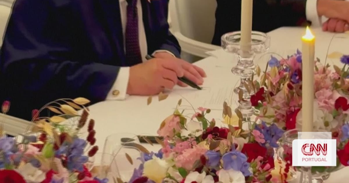 The moment Trump signs the memorandum of understanding in the Palace of Versailles