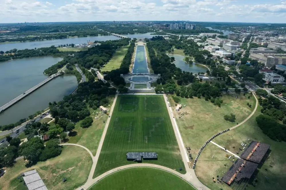 Several million later, there is algae, loose paint and Trump talks about "real problems with vandalism": how is the controversial work at Lincoln's reflecting pool going