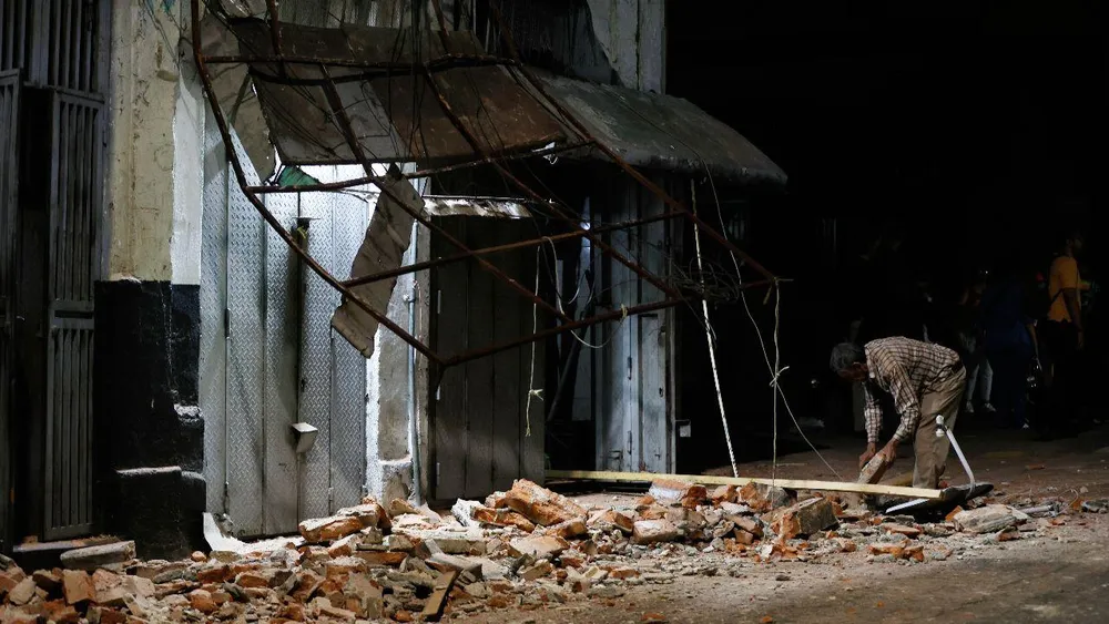 "I thought the house was going to fall on me": Daniel held on to what he could while Caracas shook. "We had a light at the end of the tunnel and now we're back to it": Susan experienced another wound from Venezuela from afar
