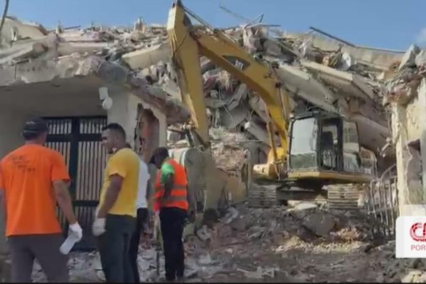 In this completely destroyed building, survivors are looking for survivors in Venezuela