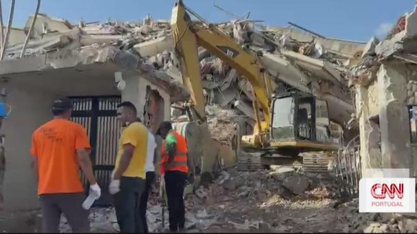 In this completely destroyed building, survivors are looking for survivors in Venezuela