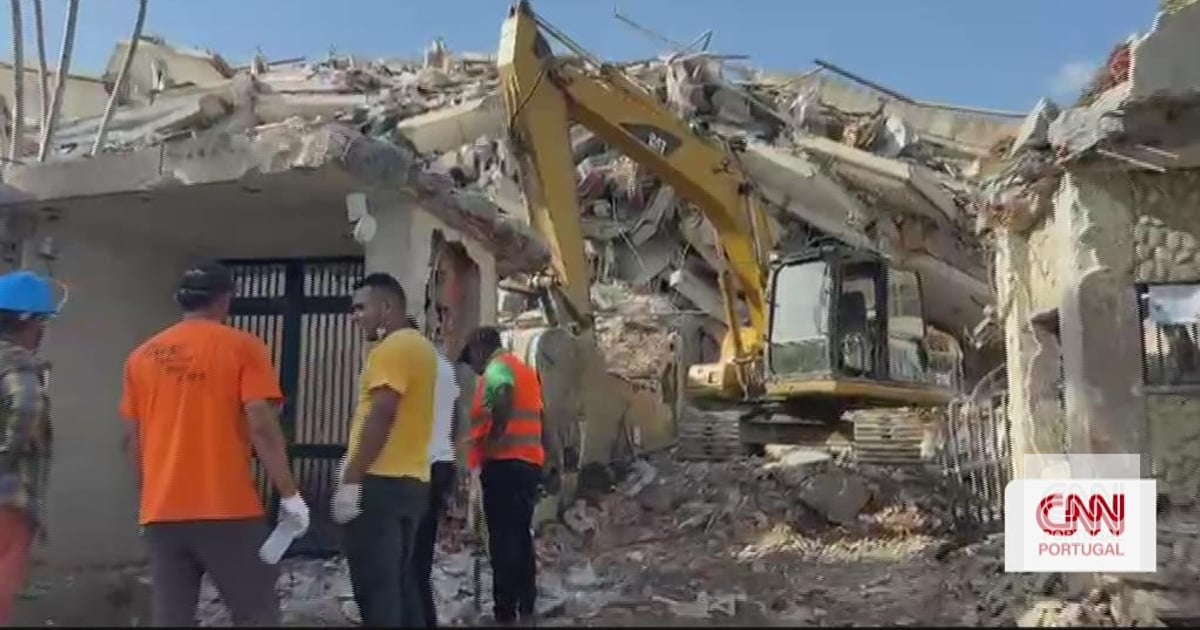 In this completely destroyed building, survivors are looking for survivors in Venezuela