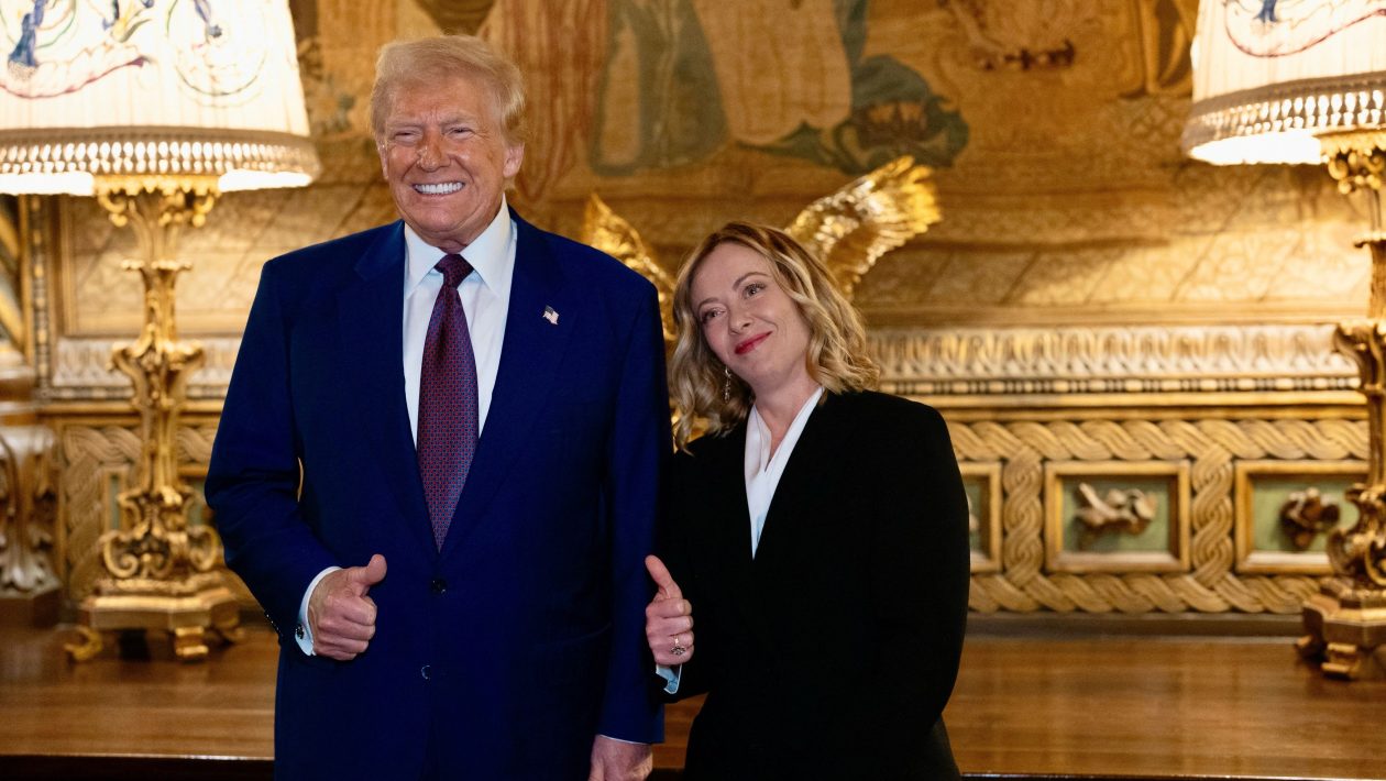 Trump: "Meloni begged me for a picture at the G7, I felt sorry for her"