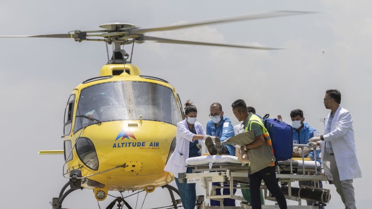 “Miracle” on Everest: Sherpa found alive after six days missing