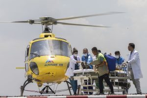 “Miracle” on Everest: Sherpa found alive after six days missing