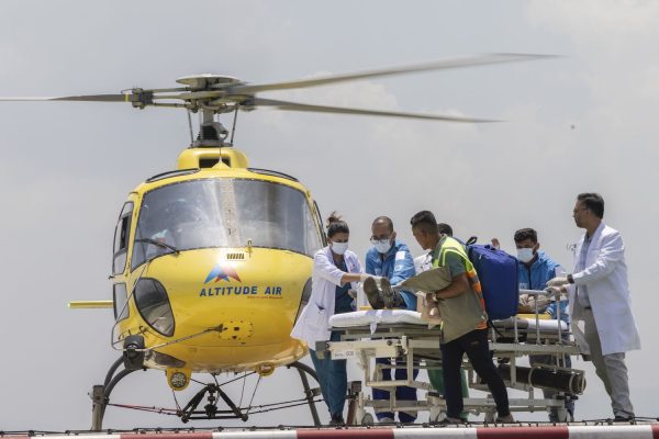 “Miracle” on Everest: Sherpa found alive after six days missing