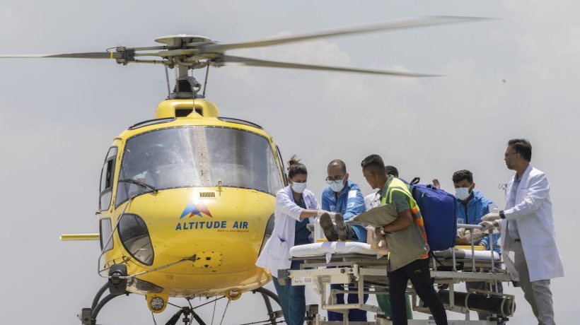 “Miracle” on Everest: Sherpa found alive after six days missing