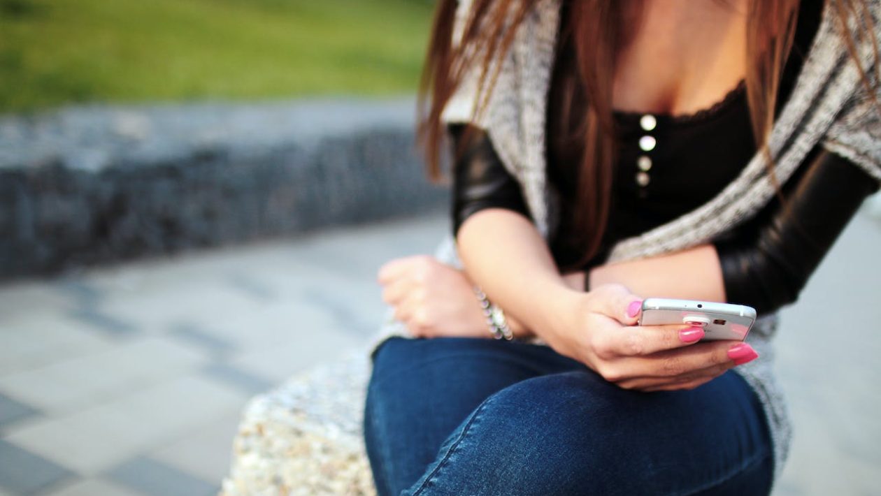 Sweden asks parents not to use their cell phones around their children
