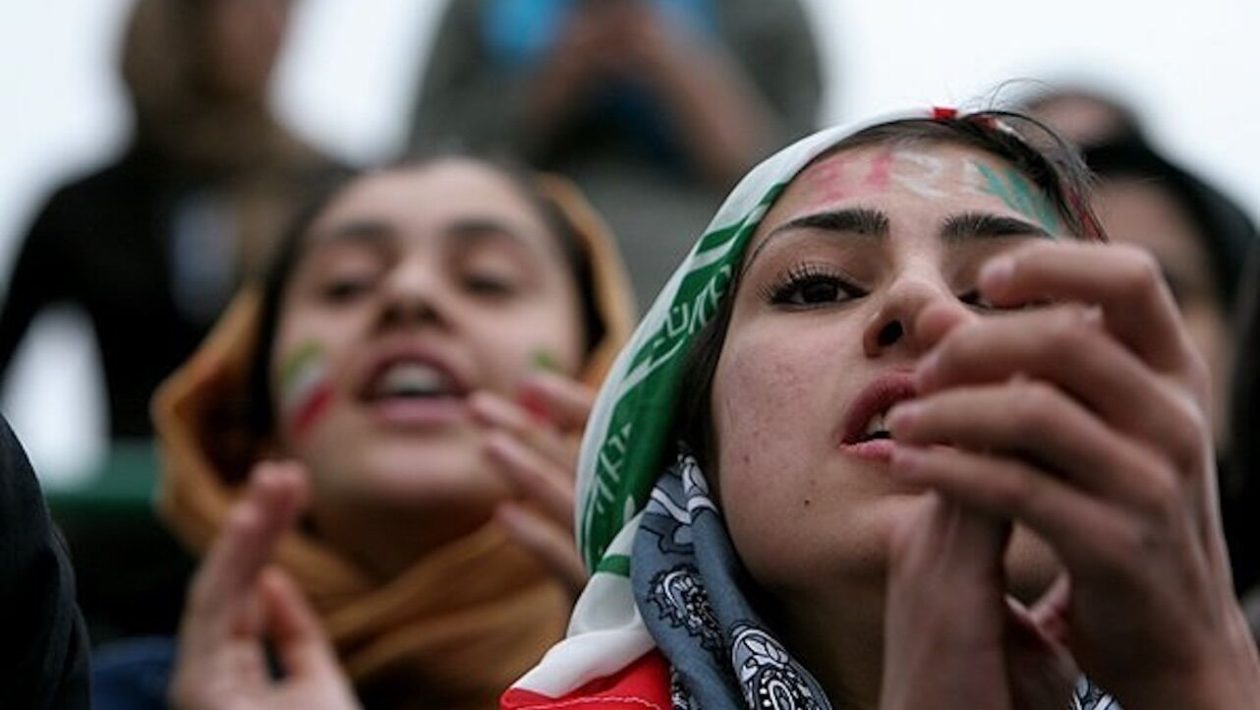 Iran accuses the United States of withdrawing tickets from fans in the country